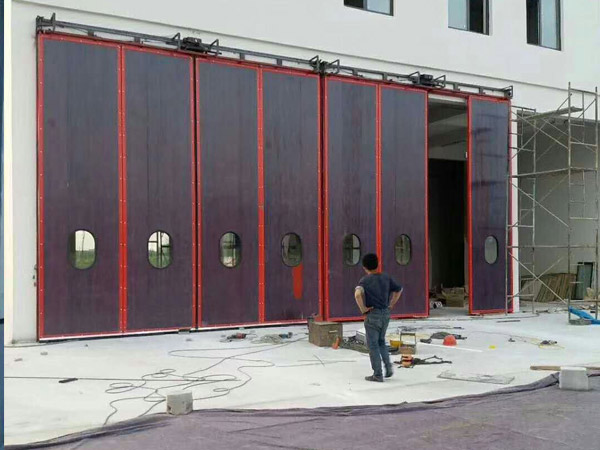 红色工业折叠门