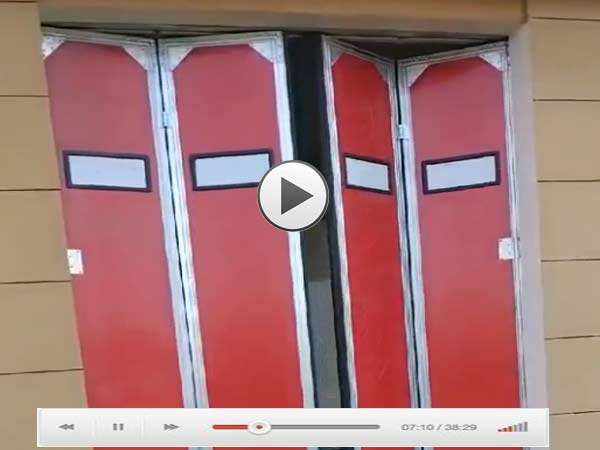 红色电动折叠工业门视频演示